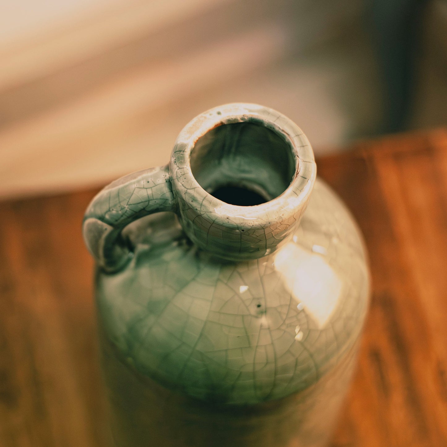 Детайл на напукана глазура в зелено-сини нюанси (Detailed Crackle Finish on Blue-Green Stoneware) – Ръчна изработка – Macro View