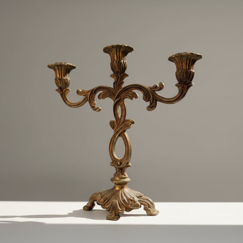 Артистичен силует на бронзов свещник със сенки (Sculptural Shadow of Art Nouveau Bronze Piece) – Интериорен акцент – Creative Shot