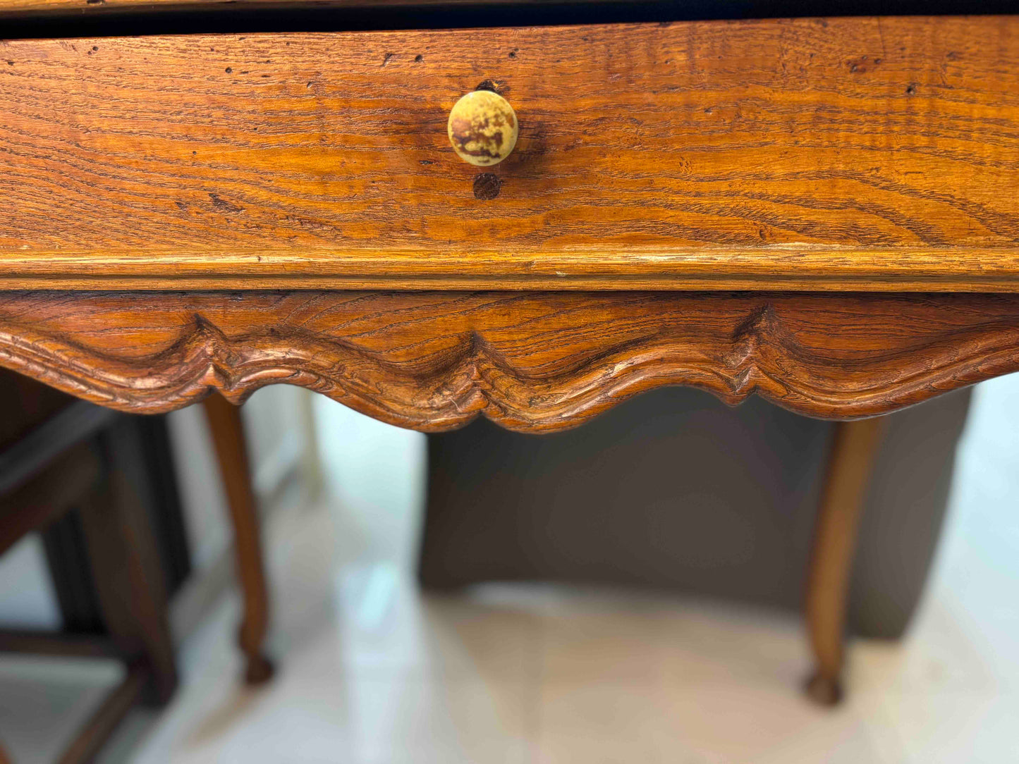 Антична масивна правоъгълна масичка от края на 18 век в стил Луи XV, с месингова дръжка и дъгообразни крака – подходяща за винтидж интериор