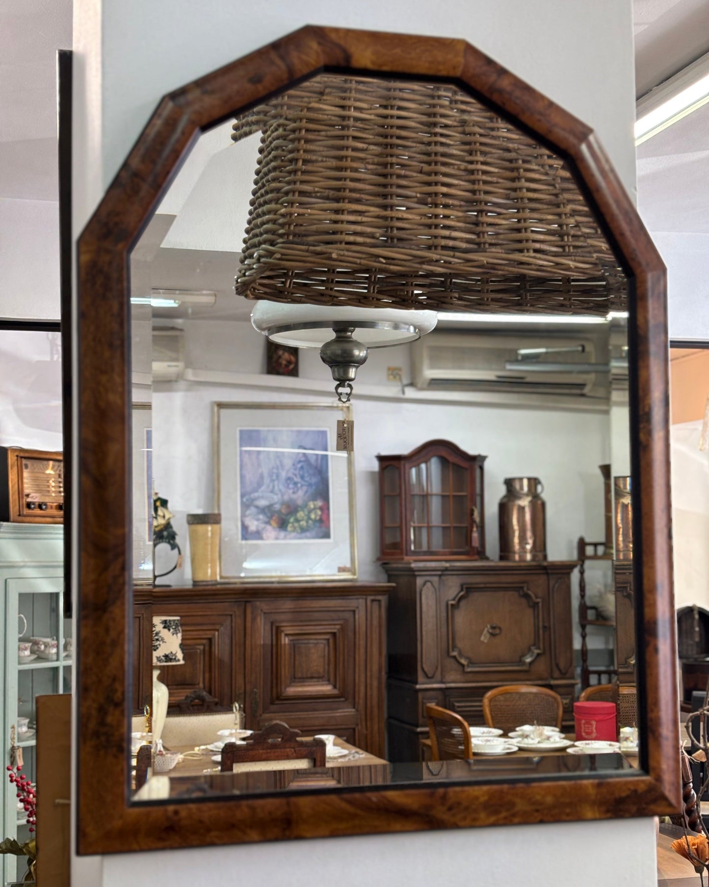 Стенно огледало от махагон в интериорна среда (Mahogany Framed Mirror in Showroom Setting) - Кристално стъкло - Perspective View
