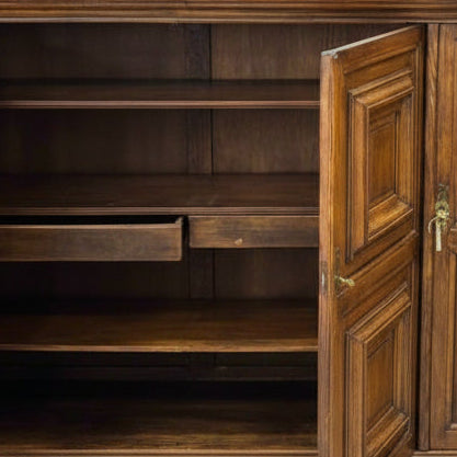 Детайл на вътрешно разпределение на антикварен бюфет (Interior Detail of Antique Oak Buffet) - Масивно дърво и фини рафтове - Close-up