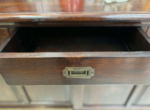 МАСИВЕН КОЛОНИАЛЕН КОНТРАБЮФЕТ ОТ ЕСТЕСТВЕНО ДЪРВО С МЕСИНГОВ ОБКОВ И РЕЛСИ