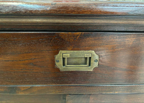 МАСИВЕН КОЛОНИАЛЕН КОНТРАБЮФЕТ ОТ ЕСТЕСТВЕНО ДЪРВО С МЕСИНГОВ ОБКОВ И РЕЛСИ