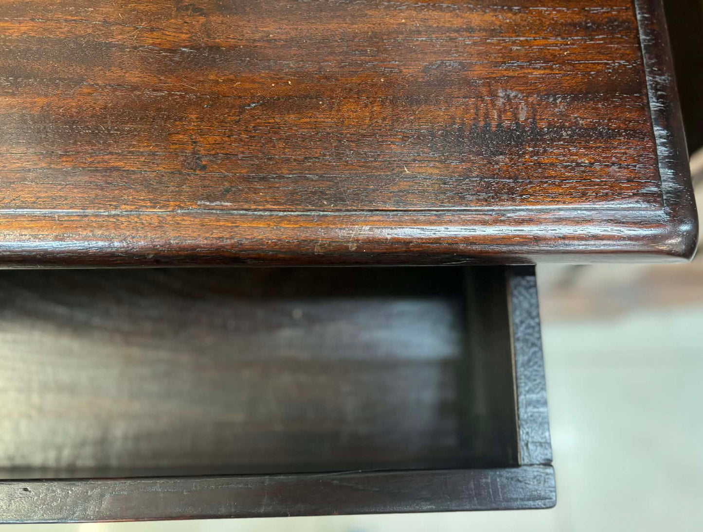 МАСИВЕН КОЛОНИАЛЕН КОНТРАБЮФЕТ ОТ ЕСТЕСТВЕНО ДЪРВО С МЕСИНГОВ ОБКОВ И РЕЛСИ