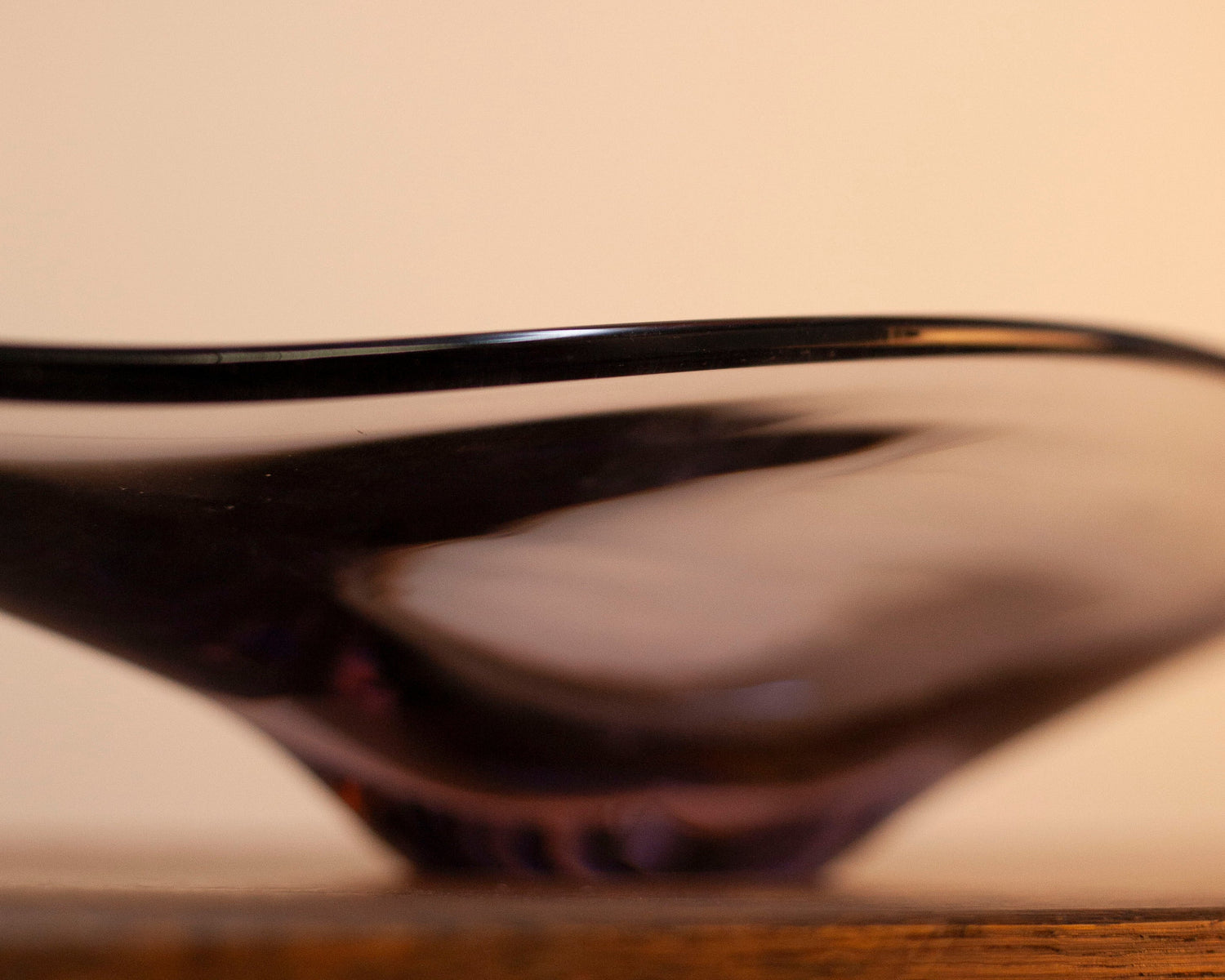 Централен детайл на извито декоративно плато (Center Detail of Curved Decorative Glass Dish) – Наситен винтидж нюанс – Macro Detail