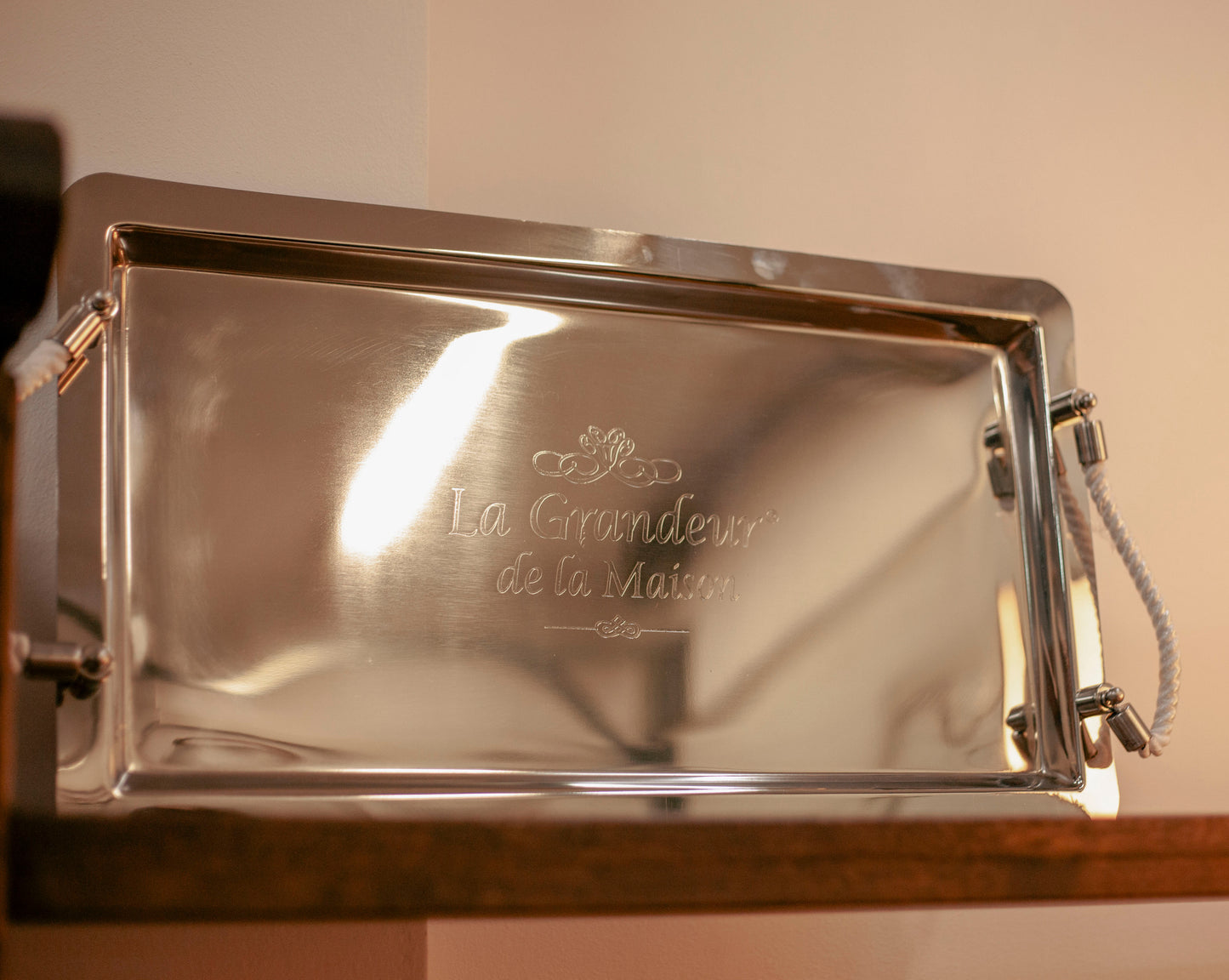 Декоративен метален поднос в интериорна среда (Decorative Metal Tray in Home Setting) – Луксозен аксесоар за сервиране – Lifestyle View