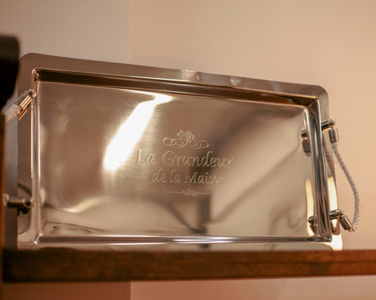 Декоративен метален поднос в интериорна среда (Decorative Metal Tray in Home Setting) – Луксозен аксесоар за сервиране – Lifestyle View