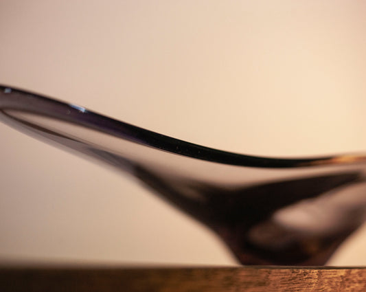 Детайл на гладък заоблен ръб на арт стъкло (Detail of Smooth Rounded Glass Edge) – Ръчна изработка – Close-up Shot