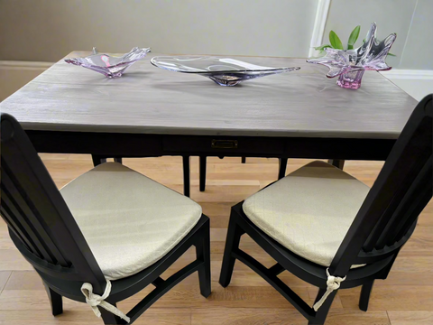 Реновирана трапезна маса от иглолистна дървесина със светъл плот и тъмни крака