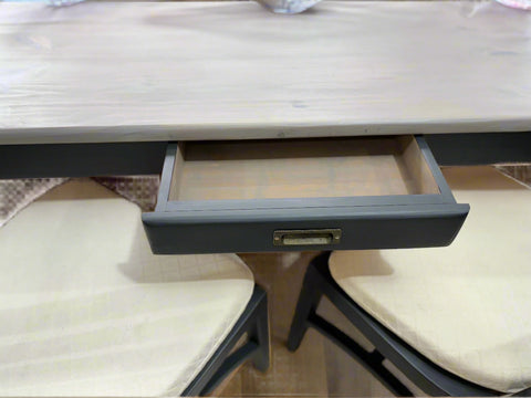 Реновирана трапезна маса от иглолистна дървесина със светъл плот и тъмни крака