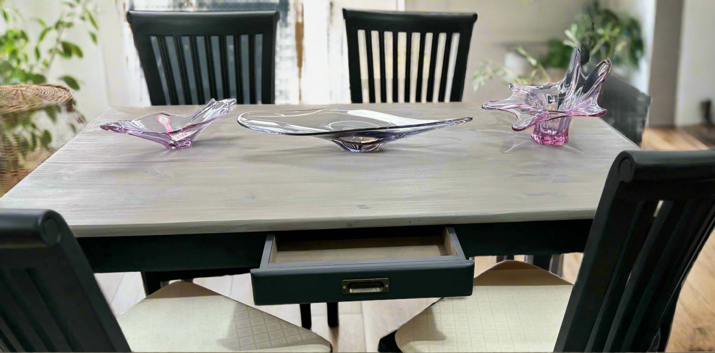 Реновирана трапезна маса от иглолистна дървесина със светъл плот и тъмни крака