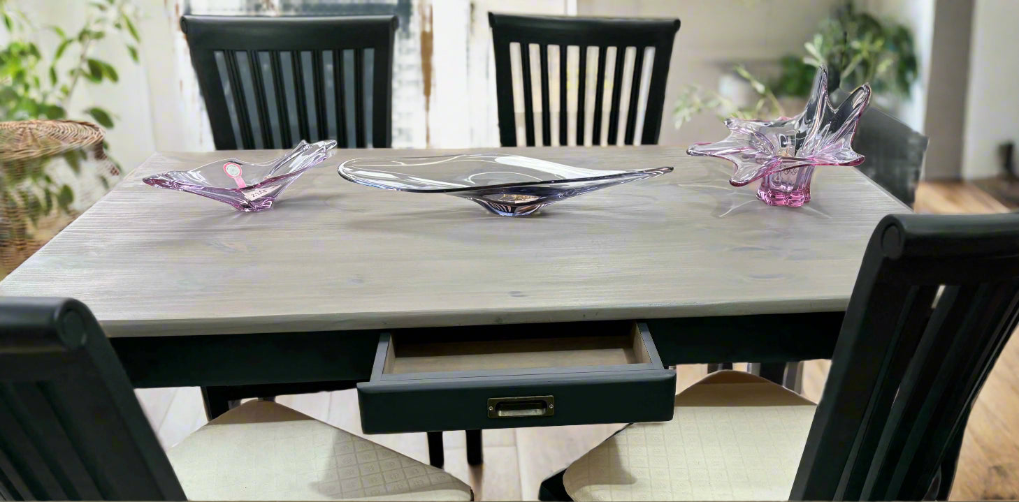 Реновирана трапезна маса от иглолистна дървесина със светъл плот и тъмни крака