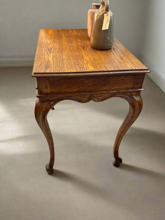 Антична масивна правоъгълна масичка от края на 18 век в стил Луи XV, с месингова дръжка и дъгообразни крака – подходяща за винтидж интериор