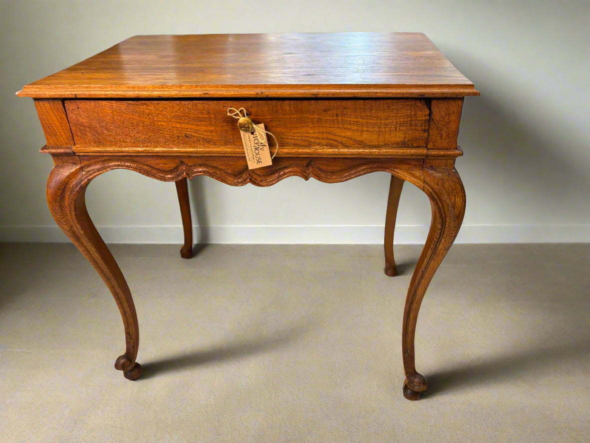 Антична масивна правоъгълна масичка от края на 18 век в стил Луи XV, с месингова дръжка и дъгообразни крака – подходяща за винтидж интериор