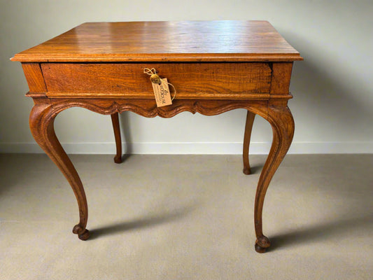 Антична масивна правоъгълна масичка от края на 18 век в стил Луи XV, с месингова дръжка и дъгообразни крака – подходяща за винтидж интериор