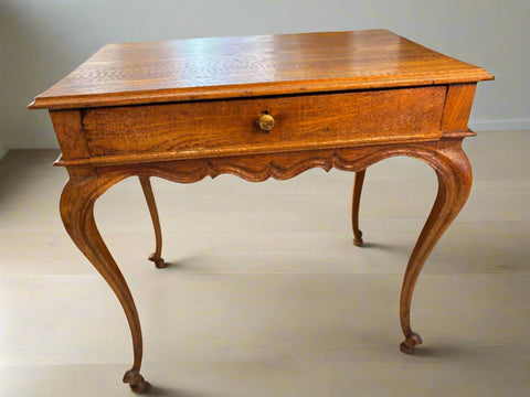 Антична масивна правоъгълна масичка от края на 18 век в стил Луи XV, с месингова дръжка и дъгообразни крака – подходяща за винтидж интериор