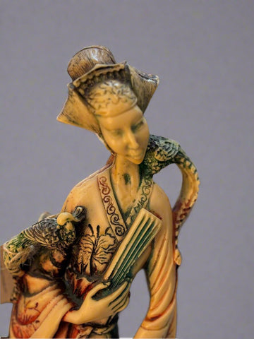 РЪЧНО РЕЗБОВАНА КИТАЙСКА СТАТУЯ ОТ АЛАБАСТЪР