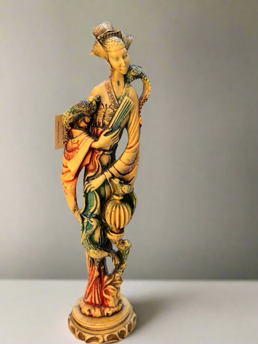 РЪЧНО РЕЗБОВАНА КИТАЙСКА СТАТУЯ ОТ АЛАБАСТЪР