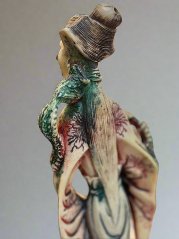 РЪЧНО РЕЗБОВАНА КИТАЙСКА СТАТУЯ ОТ АЛАБАСТЪР