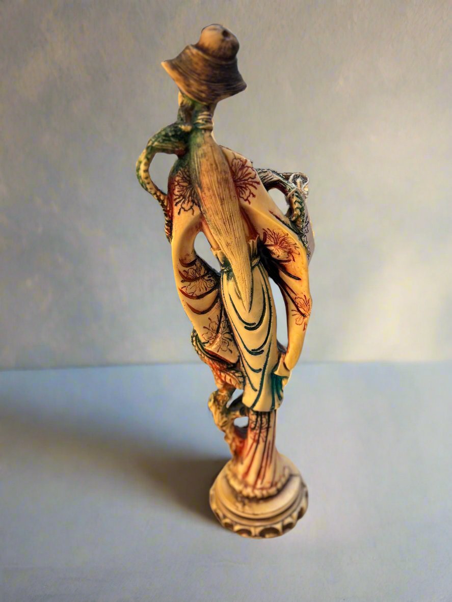 РЪЧНО РЕЗБОВАНА КИТАЙСКА СТАТУЯ ОТ АЛАБАСТЪР