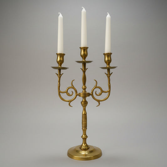 Монументален месингов свещник в бароков стил (Baroque Style Solid Brass Candelabra) – Поглед от нисък ъгъл – Perspective View