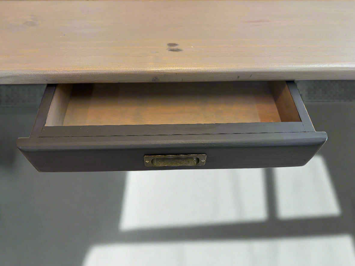 Реновирана трапезна маса от иглолистна дървесина със светъл плот и тъмни крака