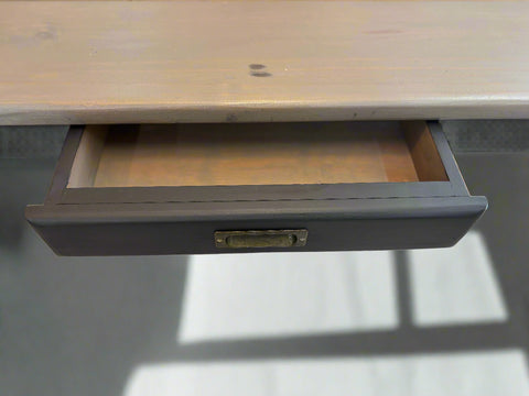 Реновирана трапезна маса от иглолистна дървесина със светъл плот и тъмни крака