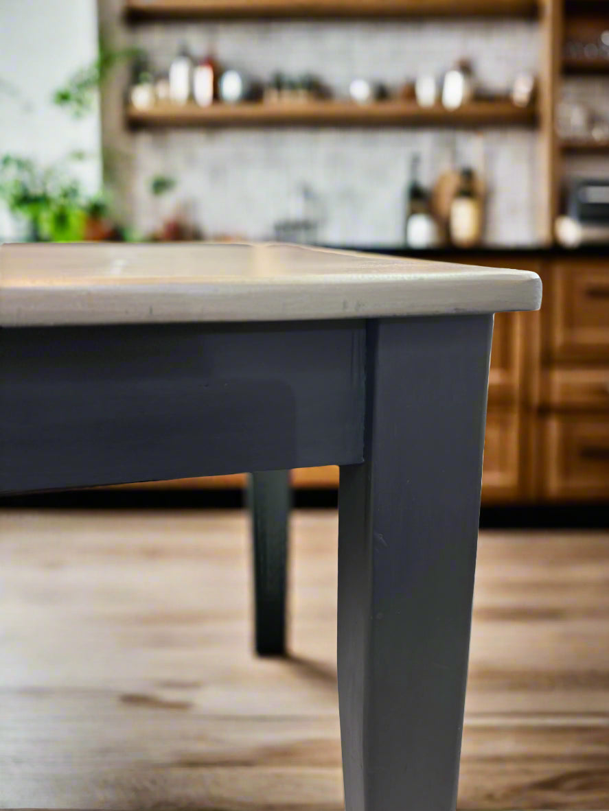 Реновирана трапезна маса от иглолистна дървесина със светъл плот и тъмни крака