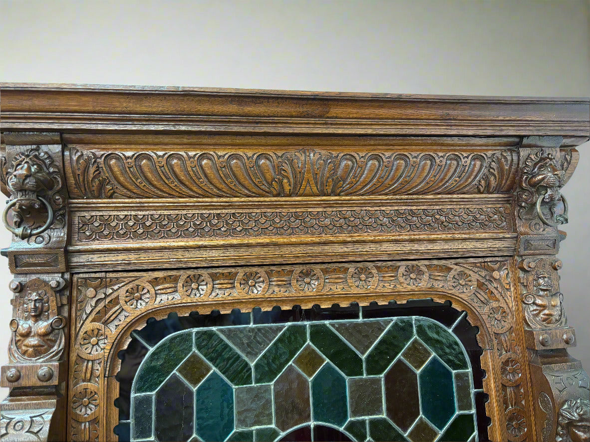 РЕЗБОВАН ШКАФ С ВИТРАЖ 1900г. ,ДЪБ