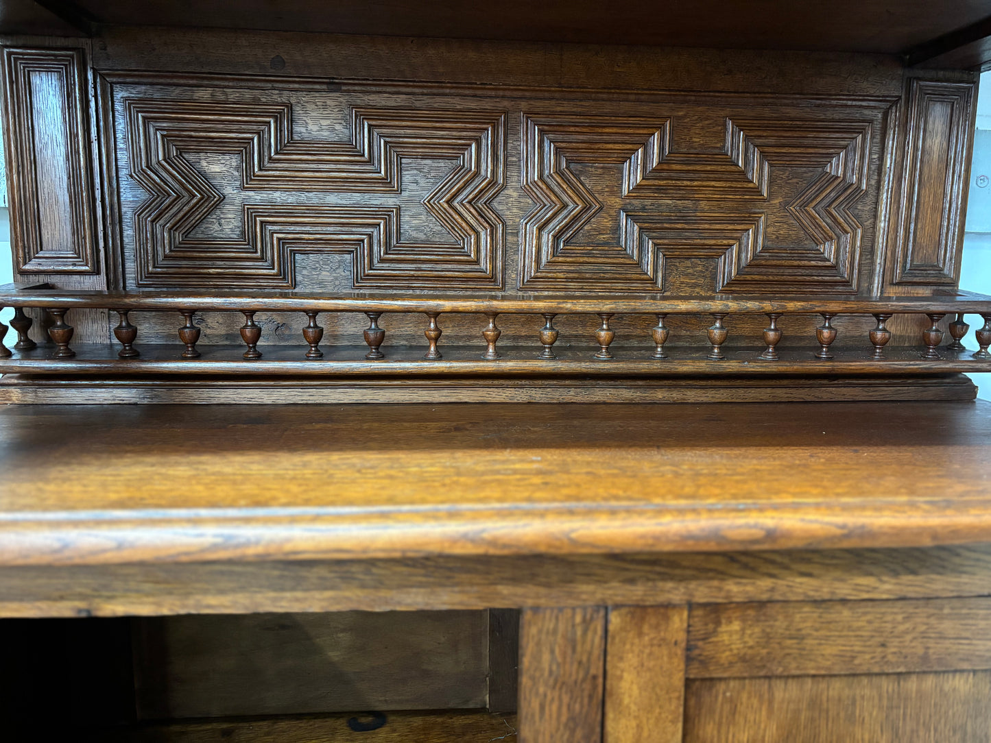 РЕЗБОВАН ШКАФ С ВИТРАЖ 1900г. ,ДЪБ