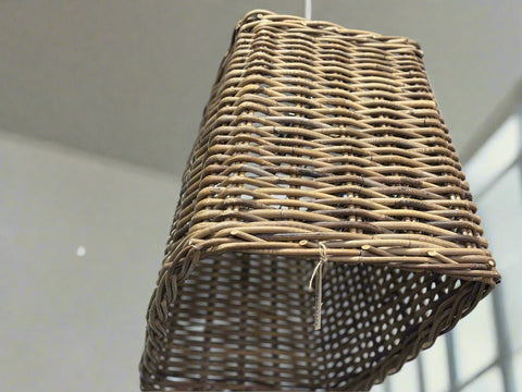 ПЛЕТЕНА ЛАМПА ОТ РАТАН