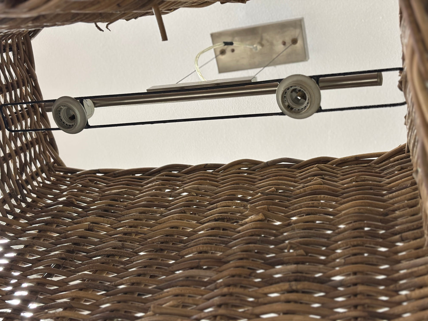 ПЛЕТЕНА ЛАМПА ОТ РАТАН