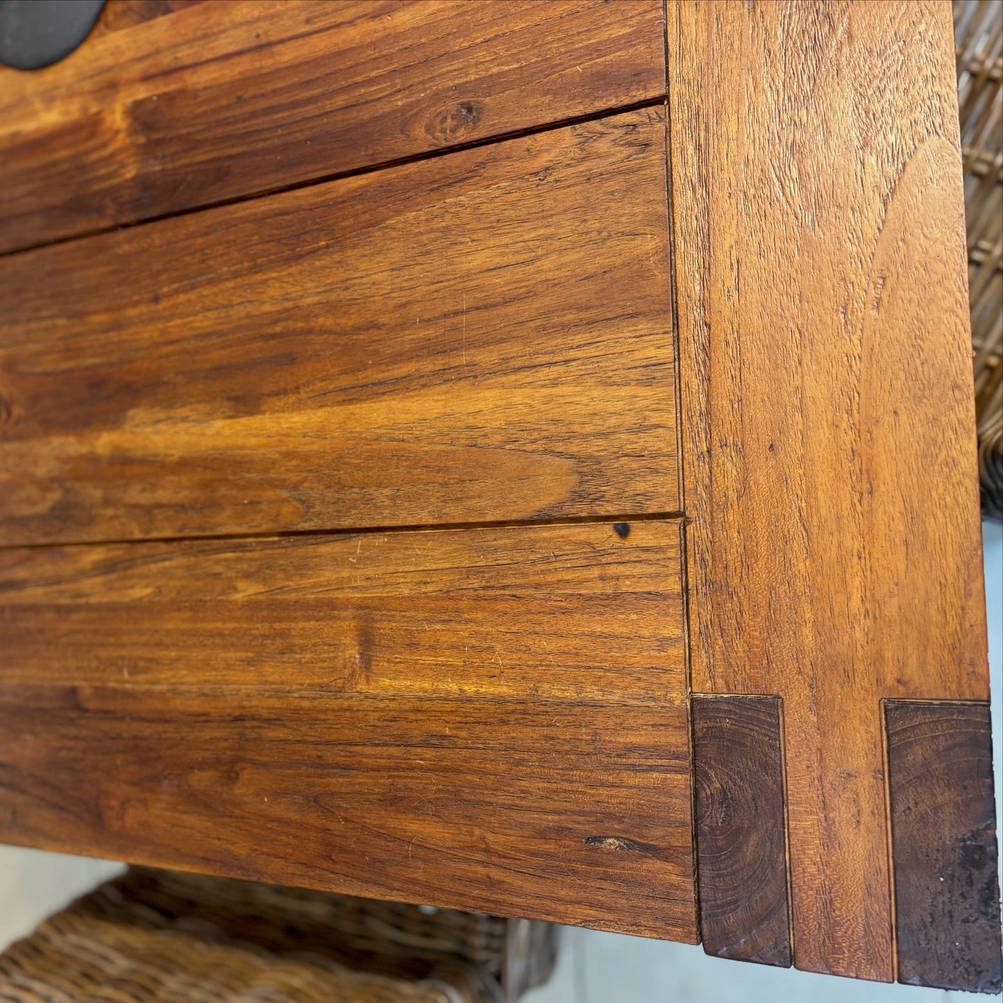 Детайл на масивен дървен крак и сглобка (Solid Wood Table Leg & Joinery Detail) - Heavy Duty Construction
