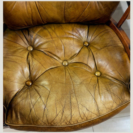 Близък план на естествена кожа с копчета (Genuine Leather Tufting Detail) - Капитонирана повърхност - Macro View