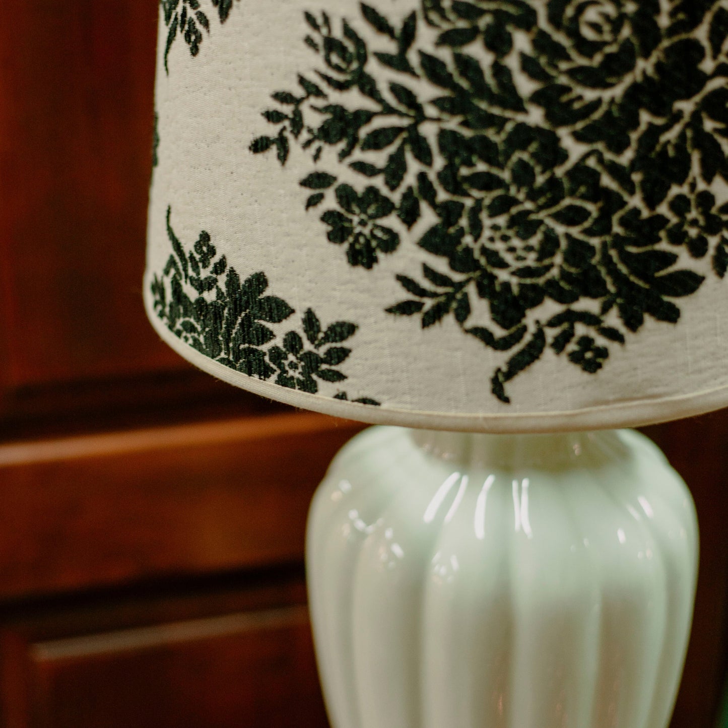 Ръб на лампа с месингов акцент в интериор (Lamp Base with Brass Detail in Home Setting) – Луксозно интериорно осветление – Lifestyle View