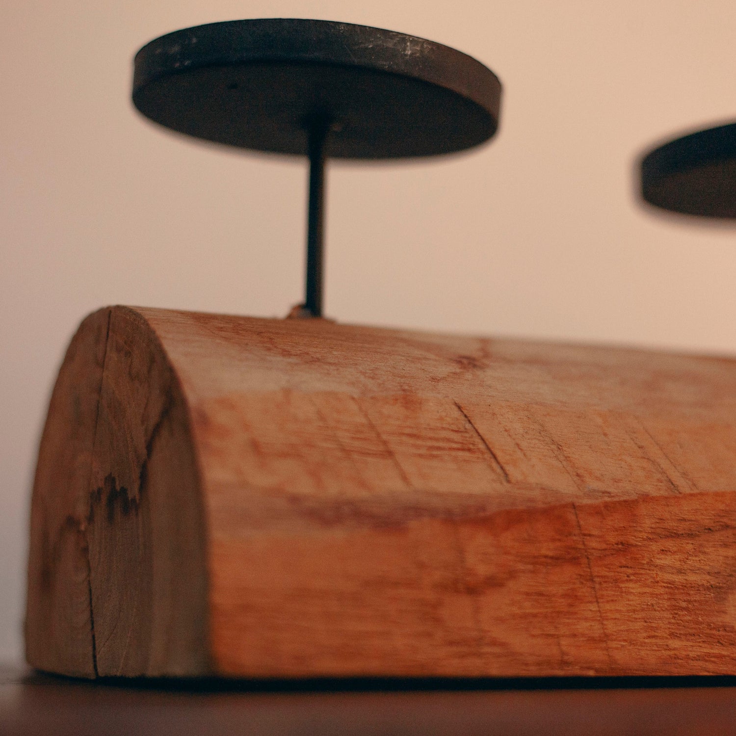 Макро кадър на финиширано масивно дърво (Macro Detail of Finished Solid Wood) – Уникален характер и патина – Detail Shot