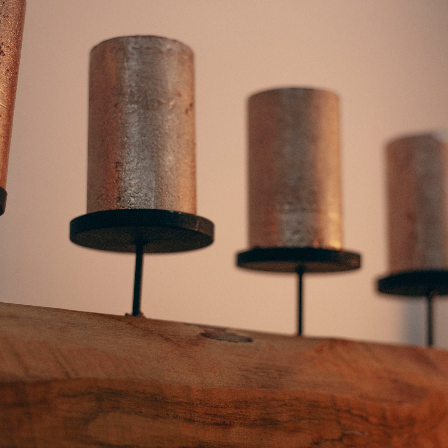 Метална подложка за свещи върху дървена основа (Metal Candle Plate Detail on Wood Base) – Сигурност и стил – Technical Close-up