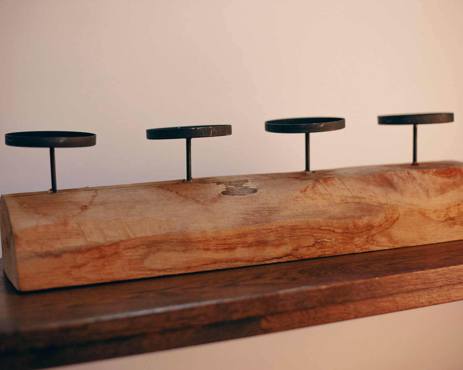 Профил на масивен дървен свещник тип дънер (Side Profile of Heavy Wood Log Candlestick) – Естествена декорация – Side View