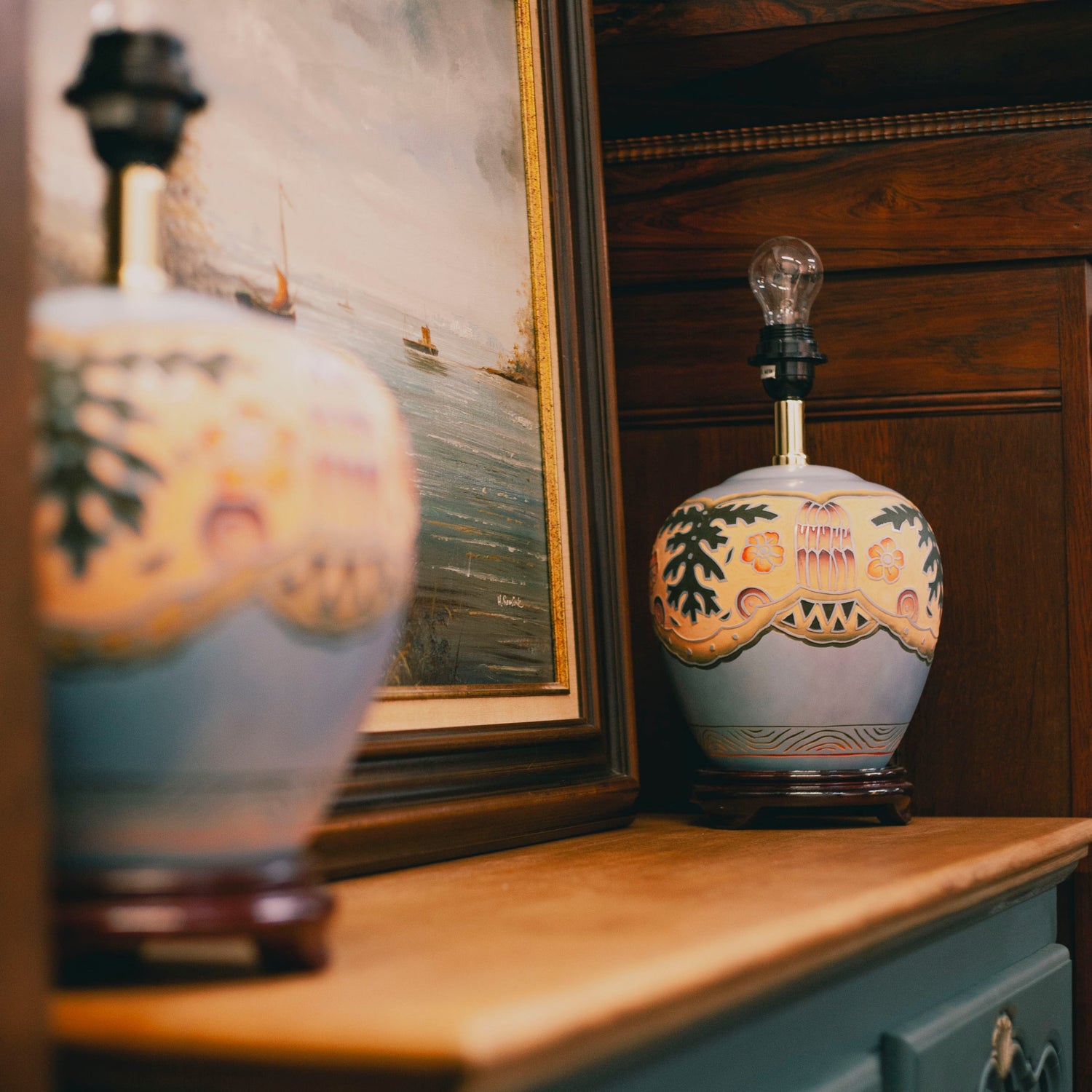 Симетрично разположени сини лампи за спалня (Symmetrically Placed Blue Bedside Lamps) – Крайбрежен шик и спокойствие – Home Setting