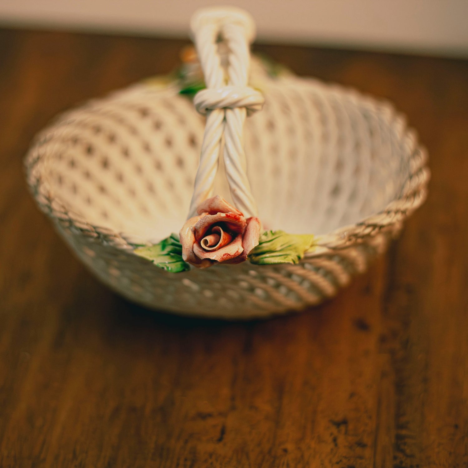 Изглед отгоре на декоративна кошница с порцеланови рози (Top View of Decorative Porcelain Basket with Roses) – Басано, Италия – Bird's Eye View