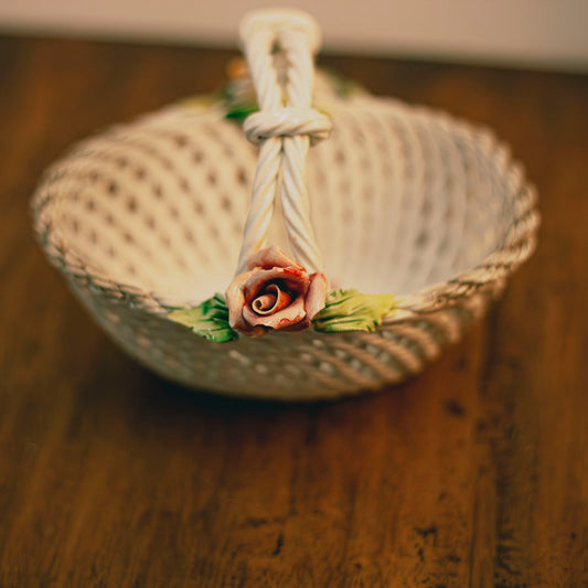 Изглед отгоре на декоративна кошница с порцеланови рози (Top View of Decorative Porcelain Basket with Roses) – Басано, Италия – Bird's Eye View