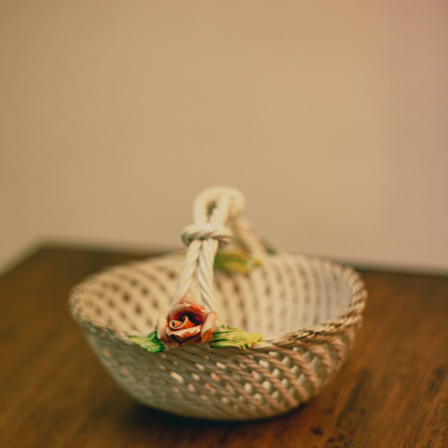 Винтидж италианска порцеланова кошница V. Bassano (Vintage V. Bassano Italian Porcelain Basket) – Плетен ефект и ръчна изработка – Side View