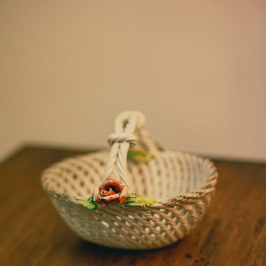 Винтидж италианска порцеланова кошница V. Bassano (Vintage V. Bassano Italian Porcelain Basket) – Плетен ефект и ръчна изработка – Side View