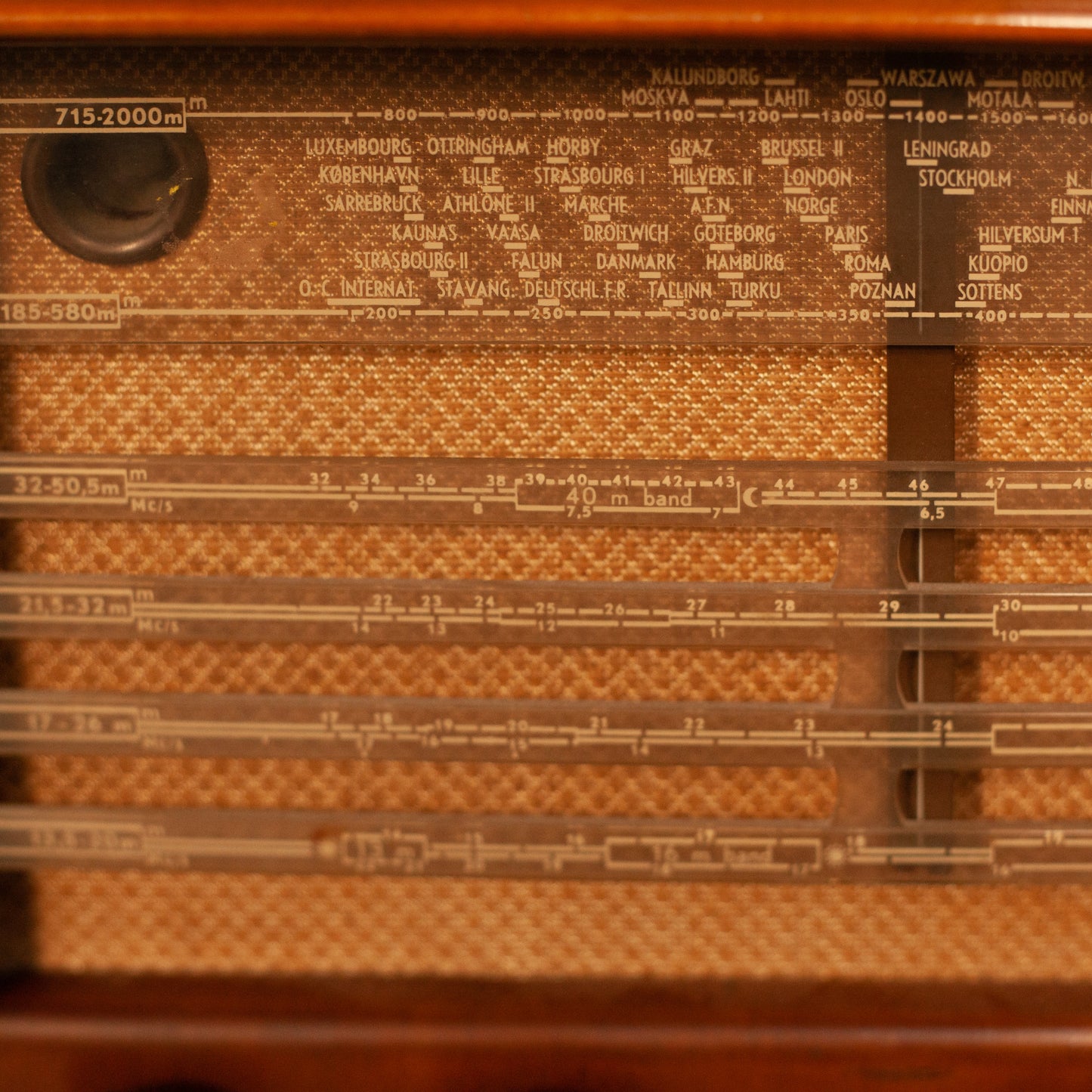 Осветена честотна скала на антикварно радио (Antique Radio Tuning Dial and Plastic Detail) – Оригинални аналогови компоненти – Macro Shot
