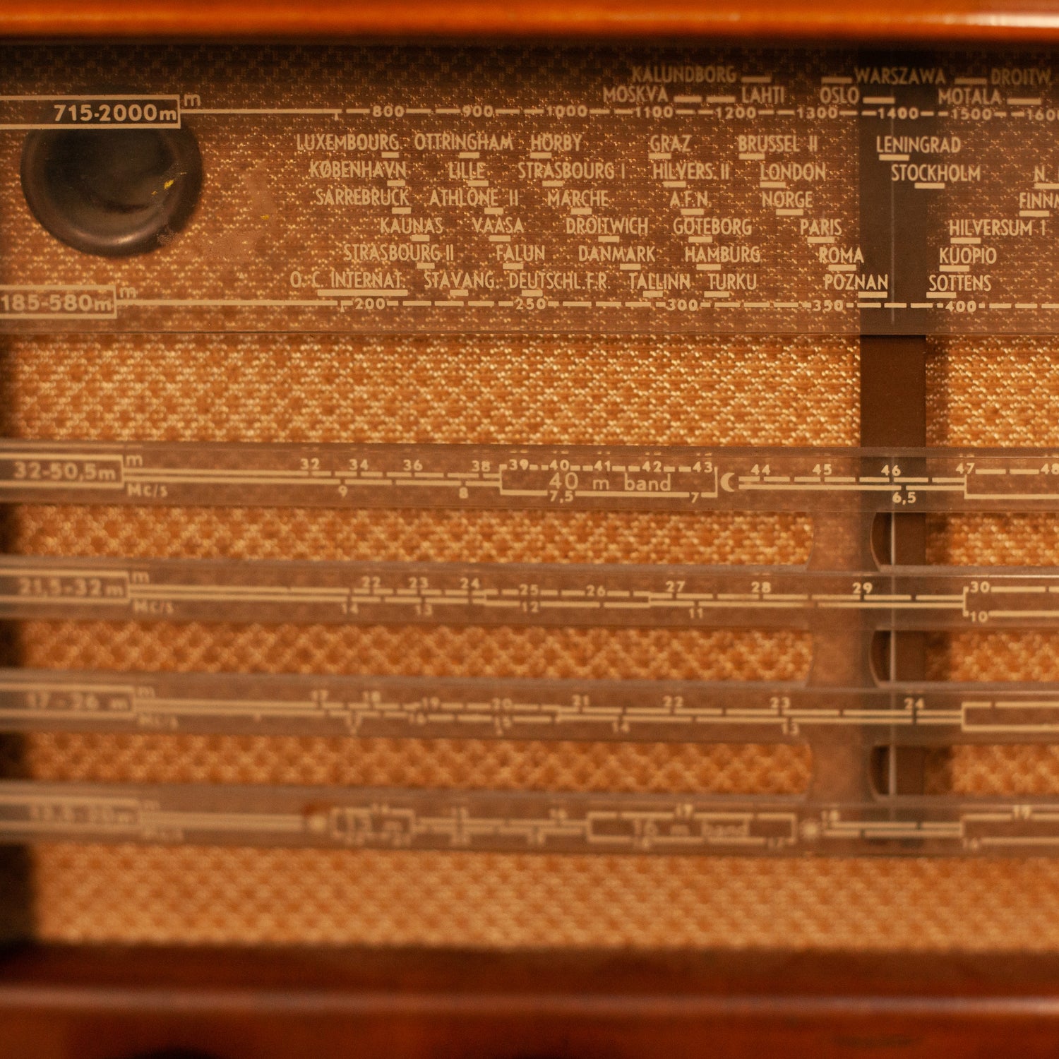 Осветена честотна скала на антикварно радио (Antique Radio Tuning Dial and Plastic Detail) – Оригинални аналогови компоненти – Macro Shot
