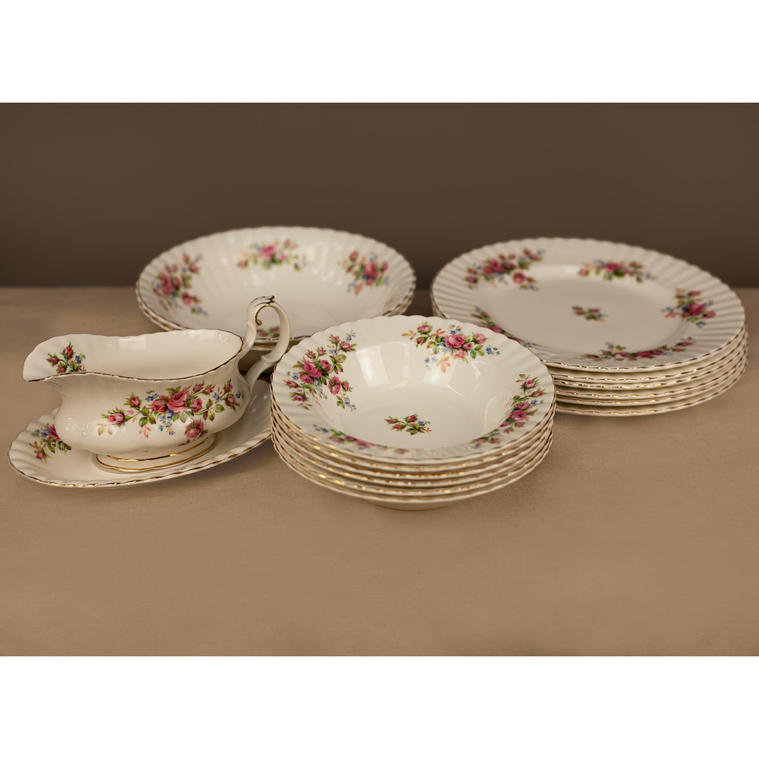 Подредени чинии от серията Moss Rose (Arranged Moss Rose Dinnerware) – Симетрия и елегантност – Frontal View