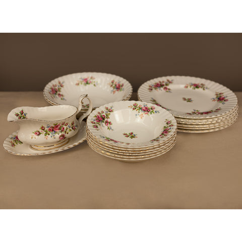 Подредени чинии от серията Moss Rose (Arranged Moss Rose Dinnerware) – Симетрия и елегантност – Frontal View