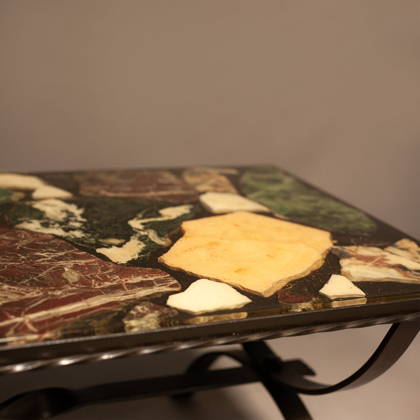 Артистичен дизайн на масичка от желязо и камък (Artistic Iron and Stone Table Design) – Колекционерска мебел – Detail Shot