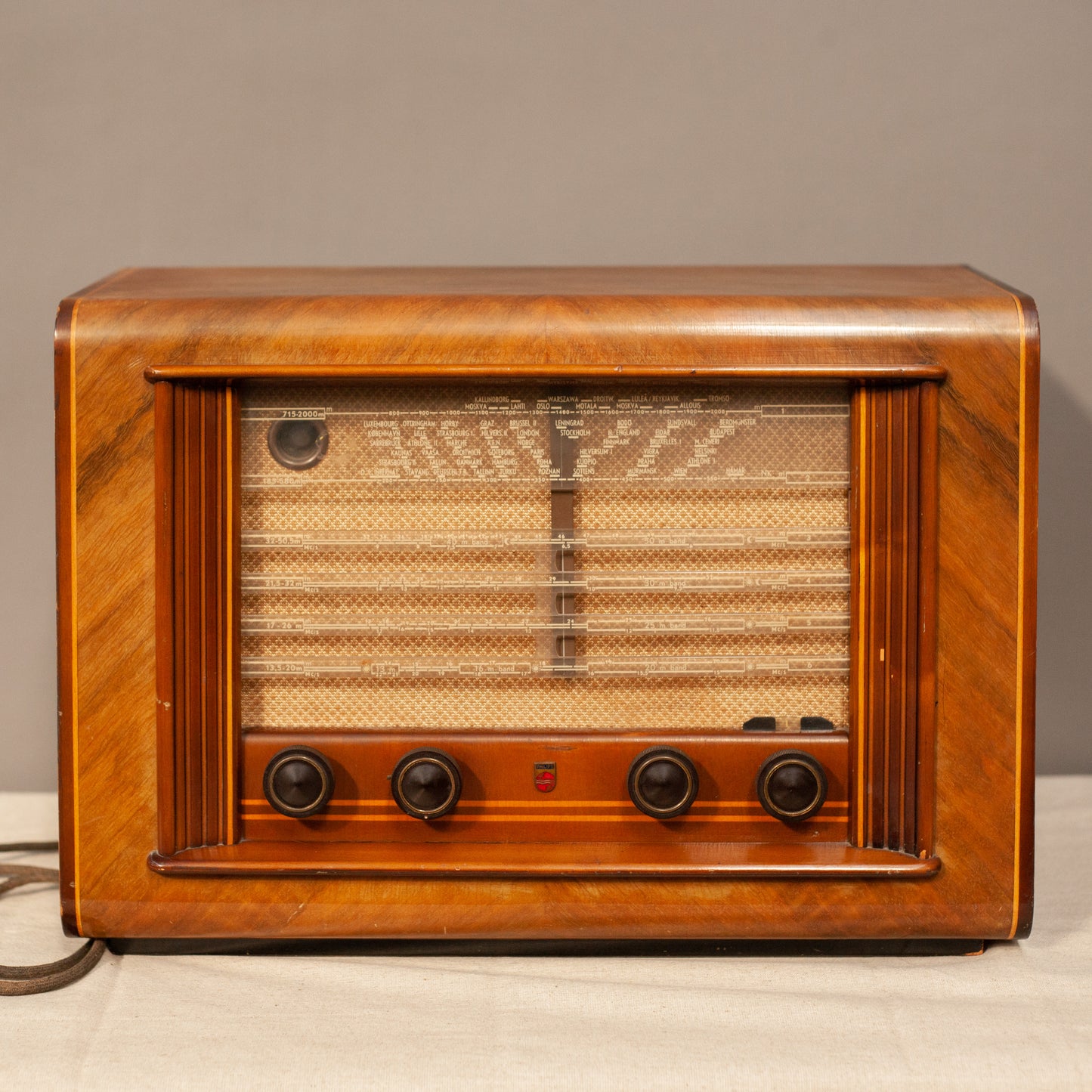 Автентично антикварно радио Philips BX594A (Authentic 1949 Philips BX594A Tube Radio) – Работно състояние – Full Frontal View