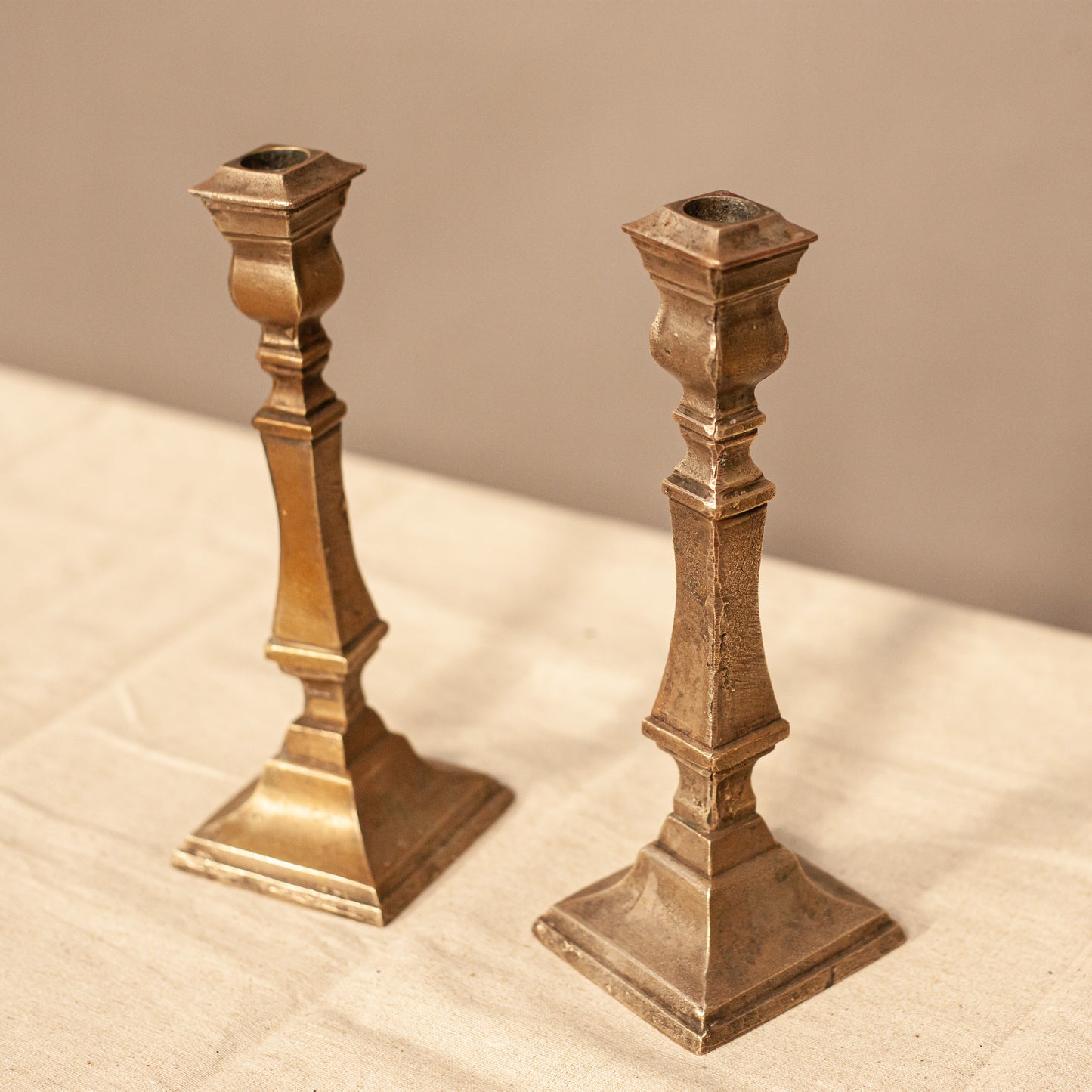 Детайл на занаятчийски бронзови аксесоари за дома (Detail of Artisan Bronze Home Accessories) – Естествена патина и блясък – Alternative Side Shot